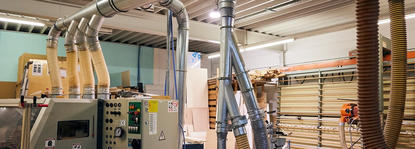 Rohre in einer Holzwerkstadt, Atelier Rohlfs Bilderrahmenbau