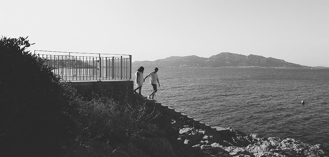 romantic couple photo with cinematic view over the sea in Marseille