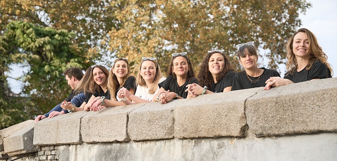 Elegant group portrait in Marseille’s old streets