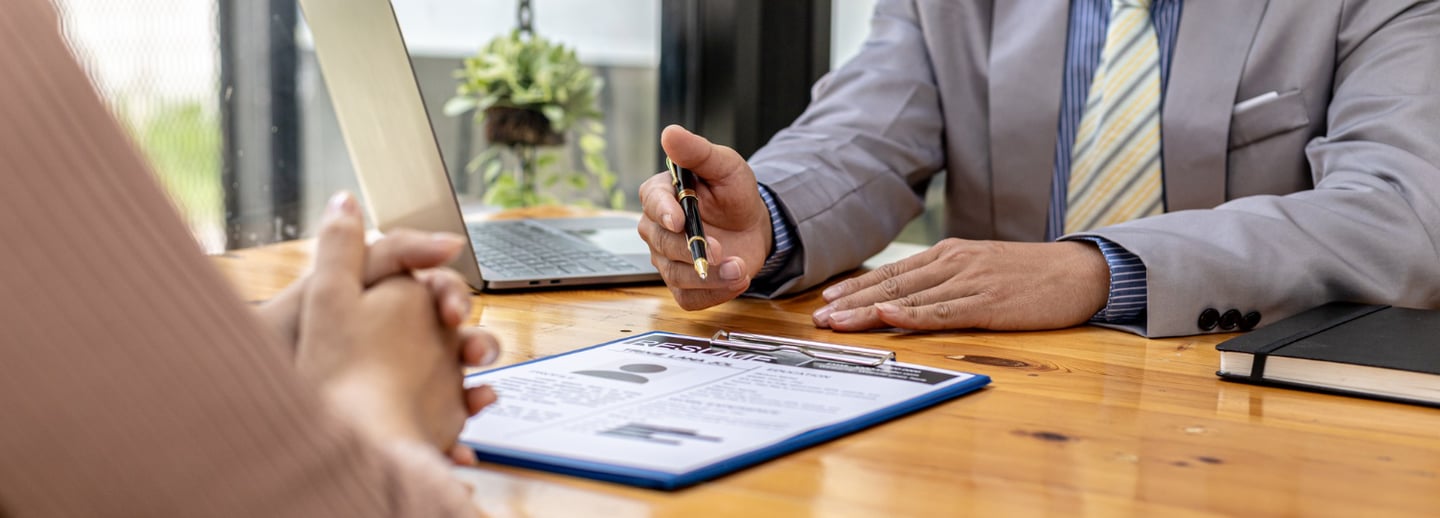 Un conseiller financier avec son client pour un futur projet