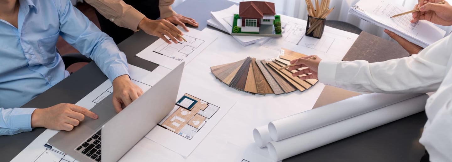 Des architectes travaillent sur un projet de rénovation d'une habitation