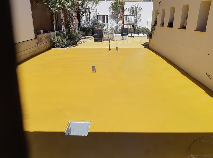Superficie de hormigón pulido en color albero, ideal para patios y espacios exteriores con un acabado moderno.