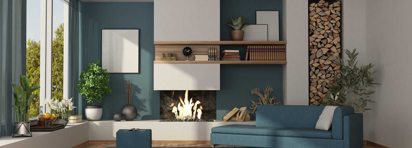 salon rénové avec mur bleus et cheminée