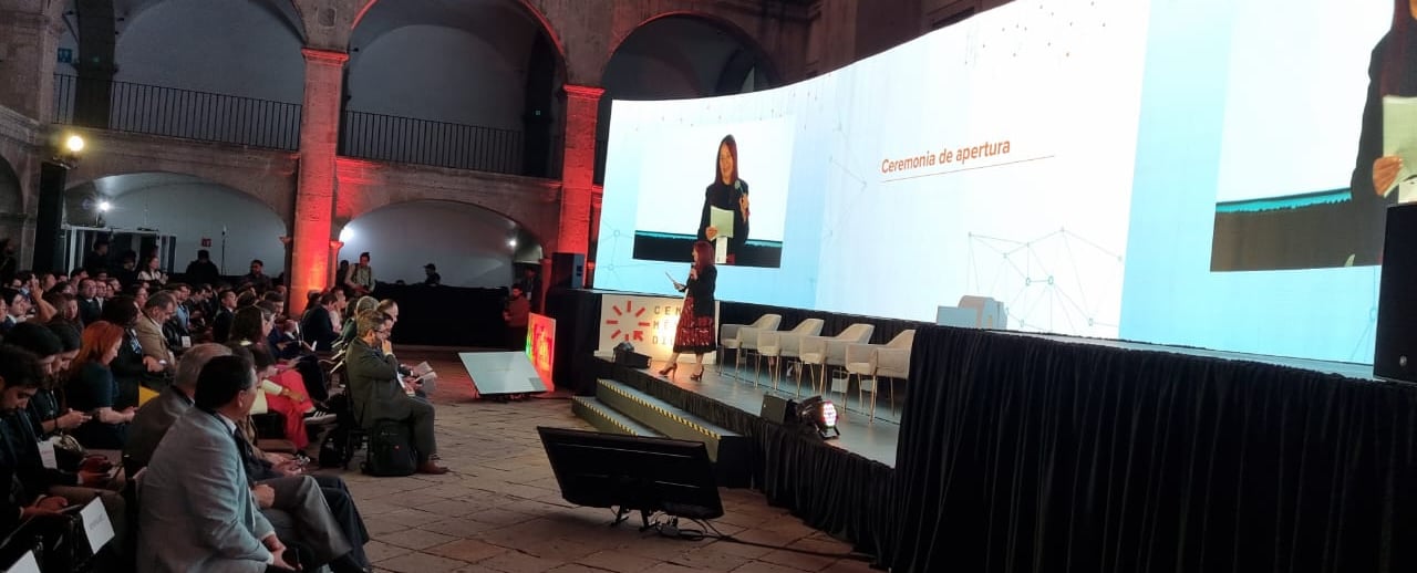 renta de pantalla led y traducción simultanea