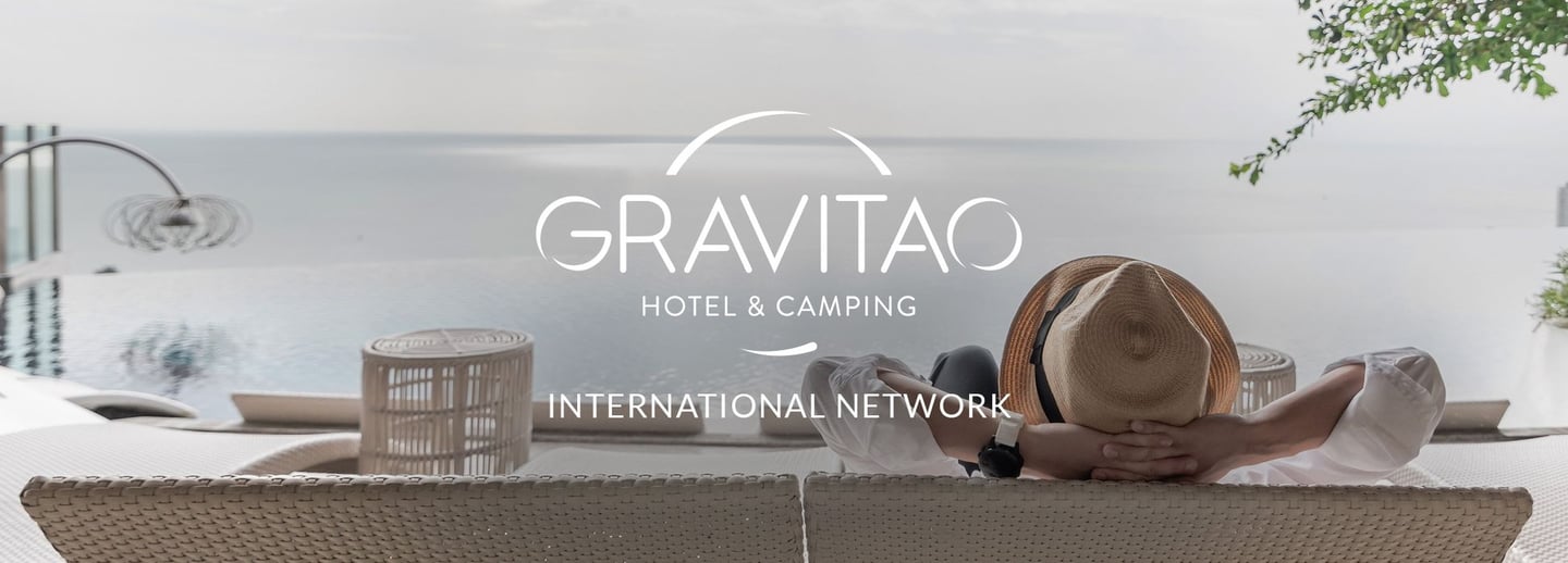 Logo GRAVITAO et vue sur une piscine avec horizon dégagé, symbolisant le luxe et la détente.