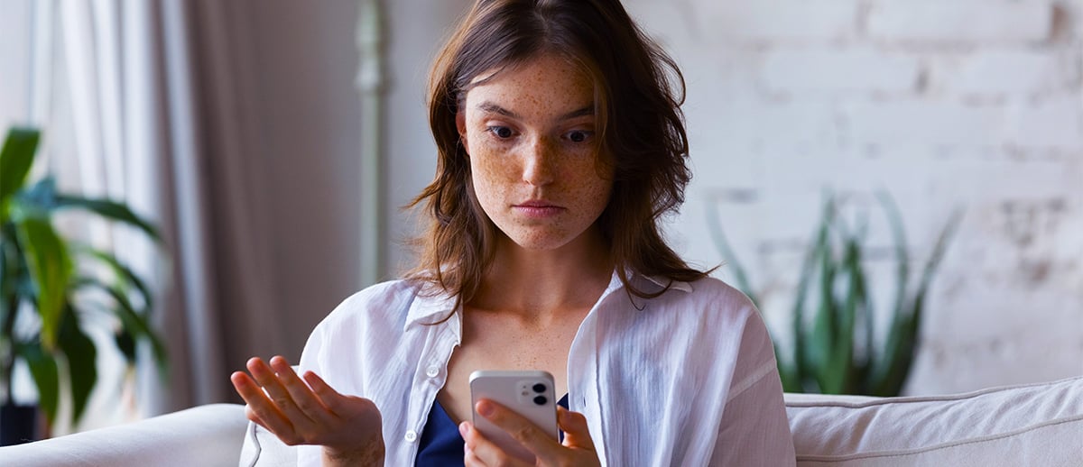 mulher-confusa-com-interface-de-usuario