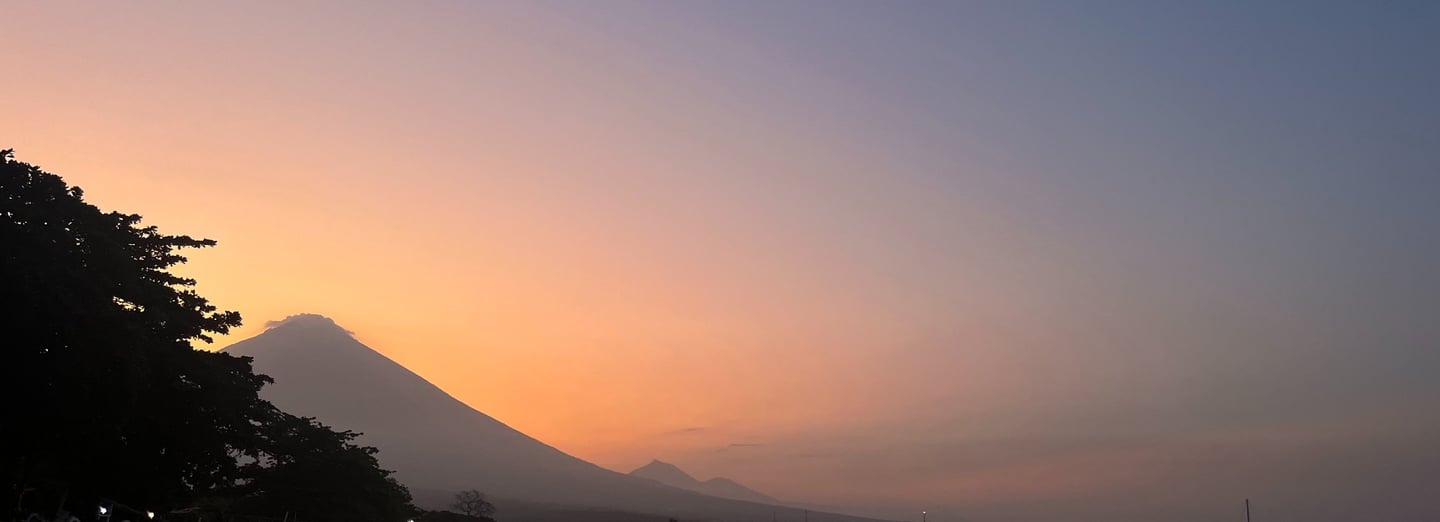 Amed beach, couché de soleil sur le volcan