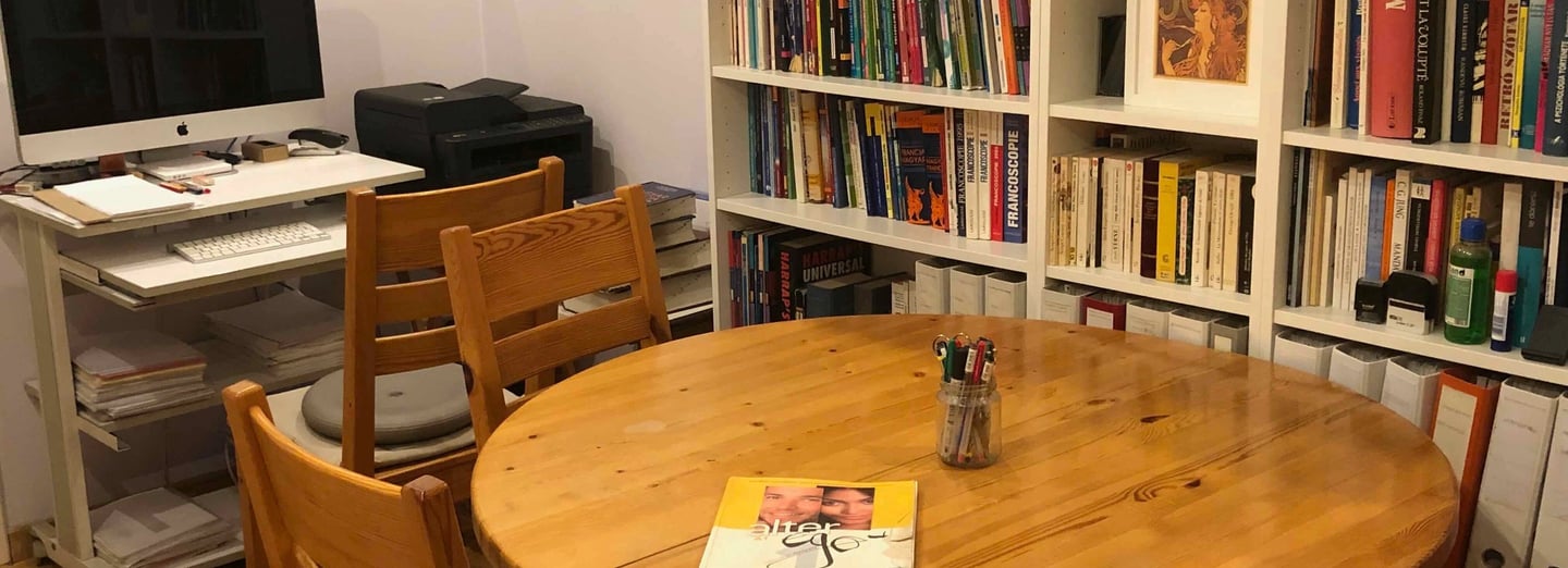 Bureau de travail pour l'apprentissage du français