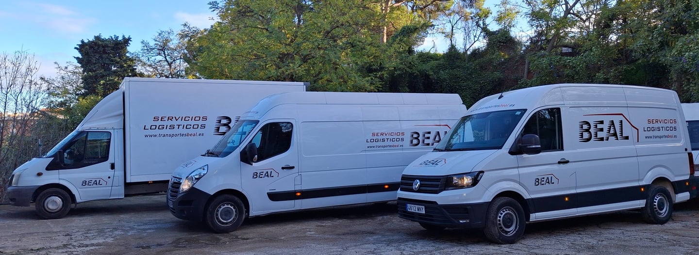 Flota de furgonetas y camión de BEAL Servicios Logísticos, listos para servicios de transporte.