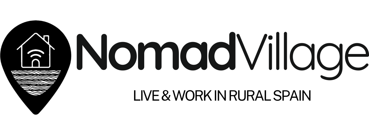 Logotipo de NomadVillage con casa y Wi-Fi en un pin de ubicación.
