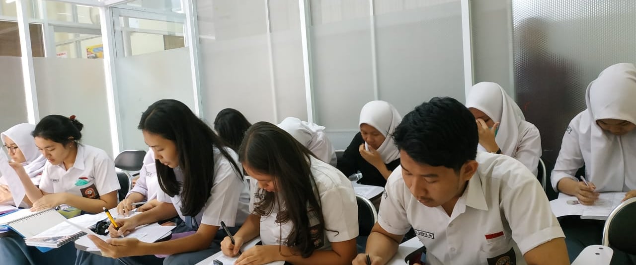 Siswa Prosus INTEN sedang mengikuti KUIS. Setiap pertemuan KBM selalu ada kuis.