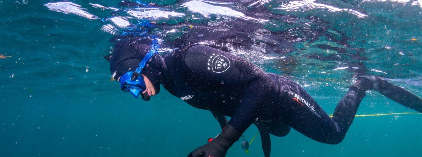 un hombre haciendo pesca submarina en Galicia, foto de agpesur pesca submarina