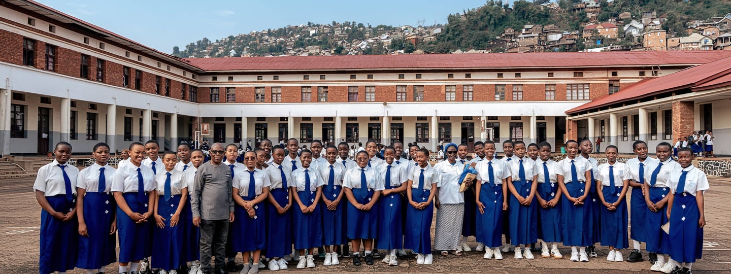 Elèves de 4e Coupe et Couture, avec le Proviseur et la Sr Préfet du lycée wima