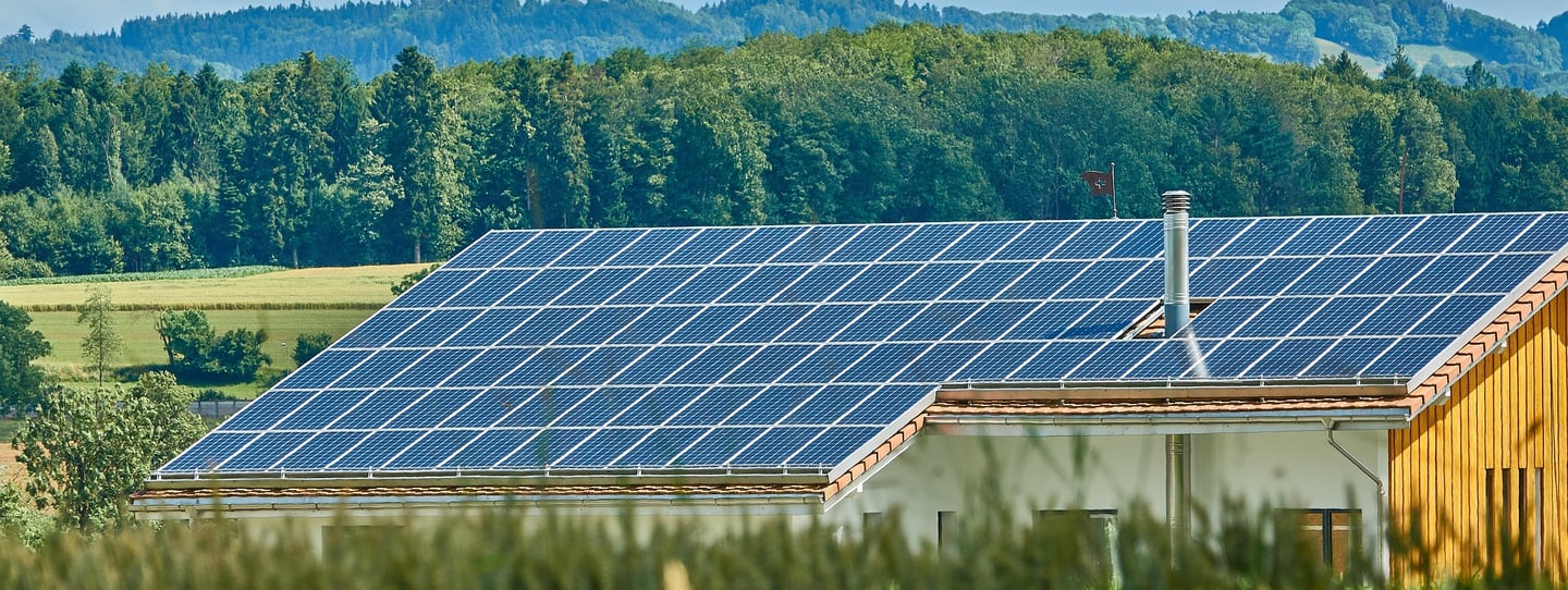 Toiture entièrement équipée de panneaux photovoltaïques