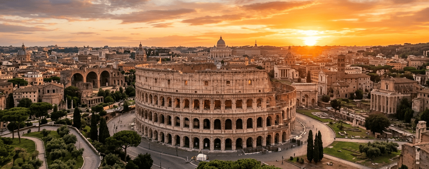 Coliseu em Roma ao entardecer com iluminação dourada na Itália