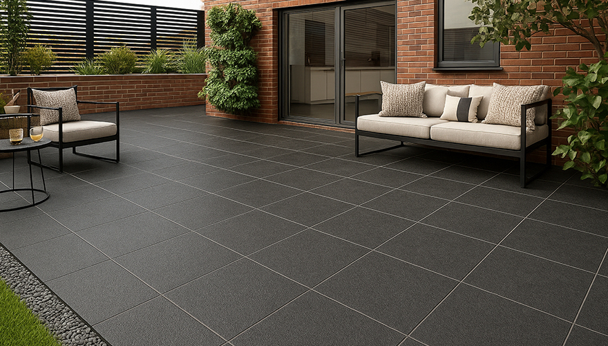 Detalle de porcelanato todo masa antideslizante en patio de casa en Caracas.