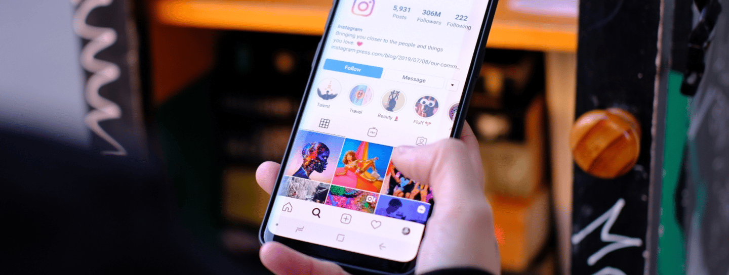 una persona sosteniendo un teléfono móvil en la mano viendo las redes sociales