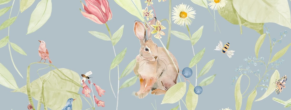 Estampa infantil de fundo azul de jardim com pequenos animais, flores e folhas pintados a mão