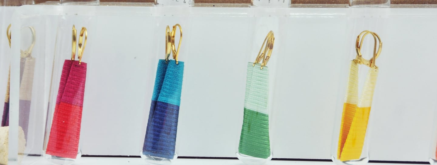 boucles d'oreilles en couleurs , rouge, bleu, vert, jaune, orange