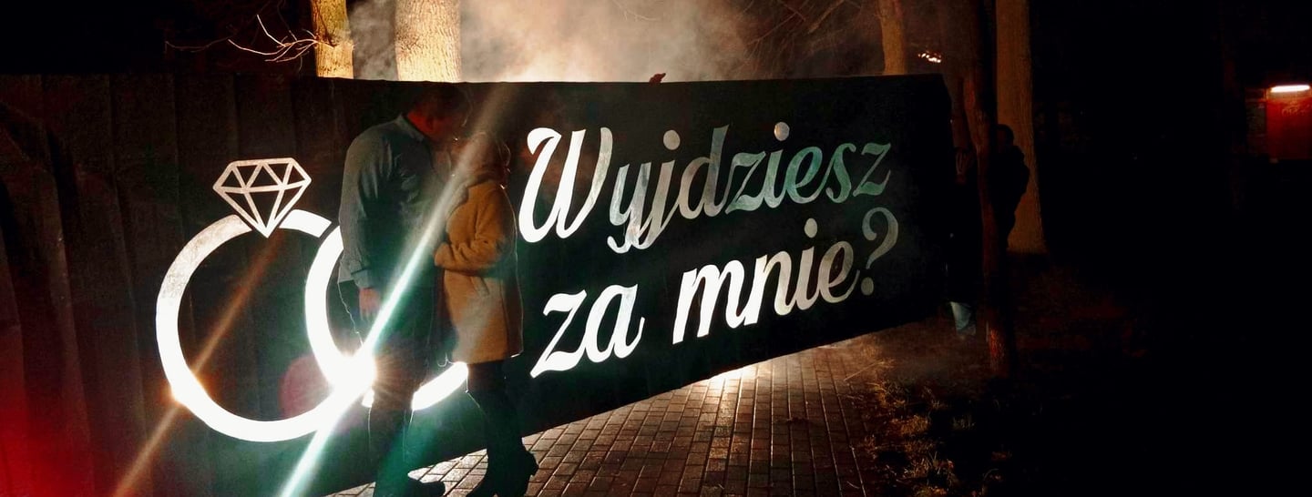 pirobaner wyjdziesz za mnie? pomysł na nietypowe zaręczyny baner pirotechnika