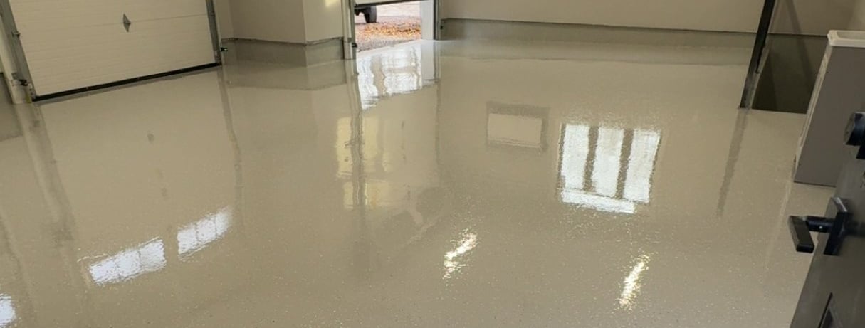 Professional epoxy with sporadic flake garage floor with high gloss uv-stable urethane topcoat  