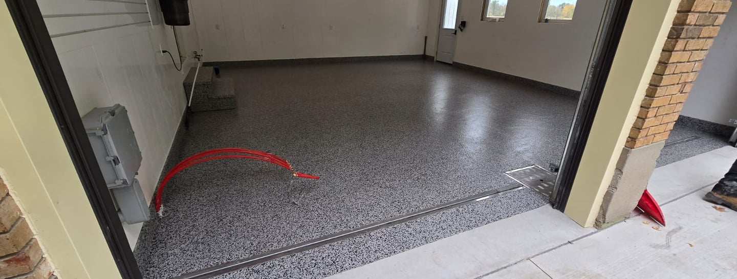 Hand troweled impact-resistant polyurethane floor with decorative flake with MMA topcoat finsh 