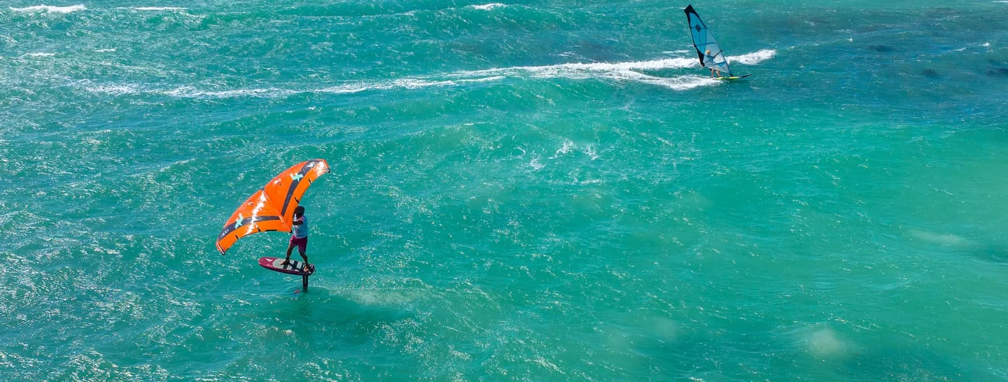 Wingfoil et windsurf en navigation à la baie de Sakalava devant Ocean Lodge Madagascar