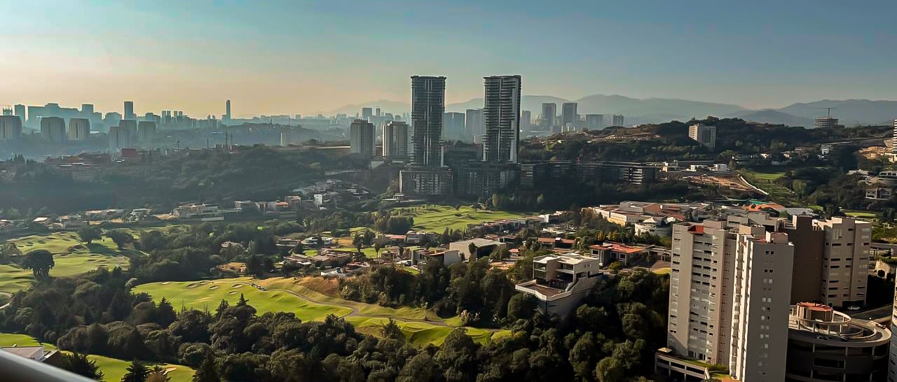 Vista al campo de golf desde el departamento en Bosque Real Towers