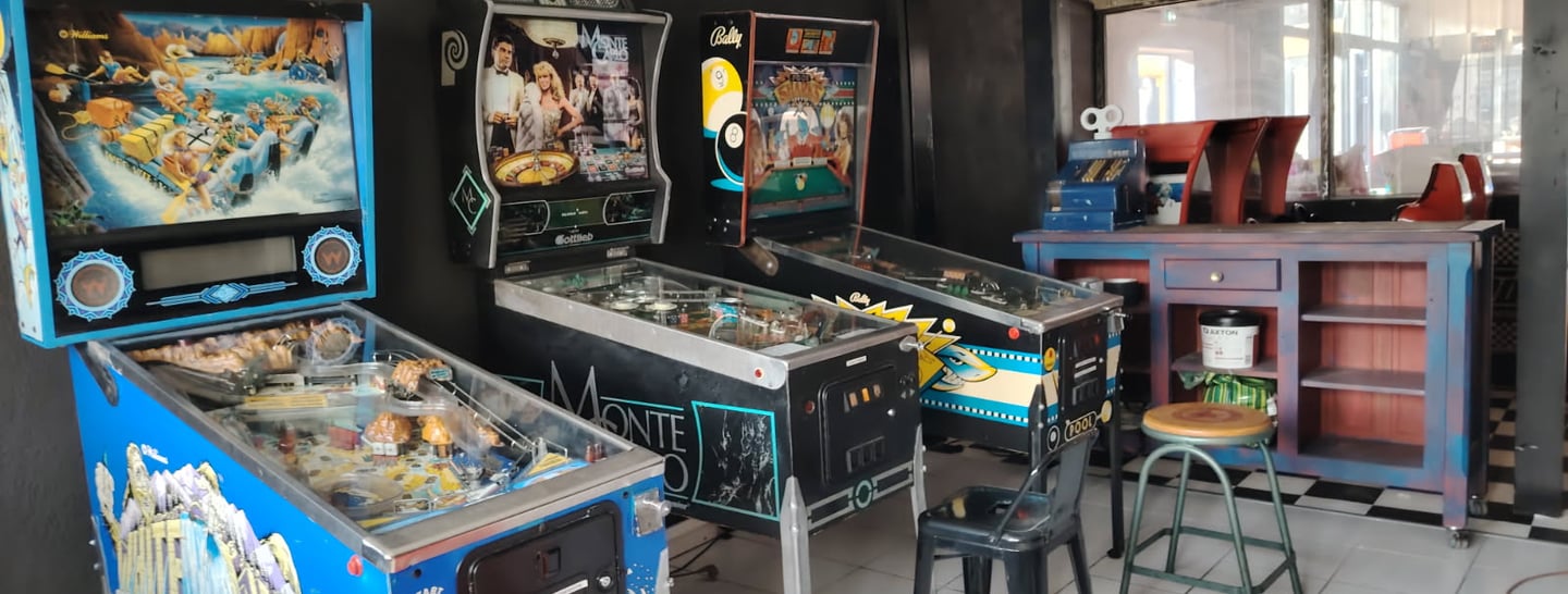 Bornes d'arcade mythiques avec écrans rétro-éclairés pour une immersion totale dans l'univers gaming