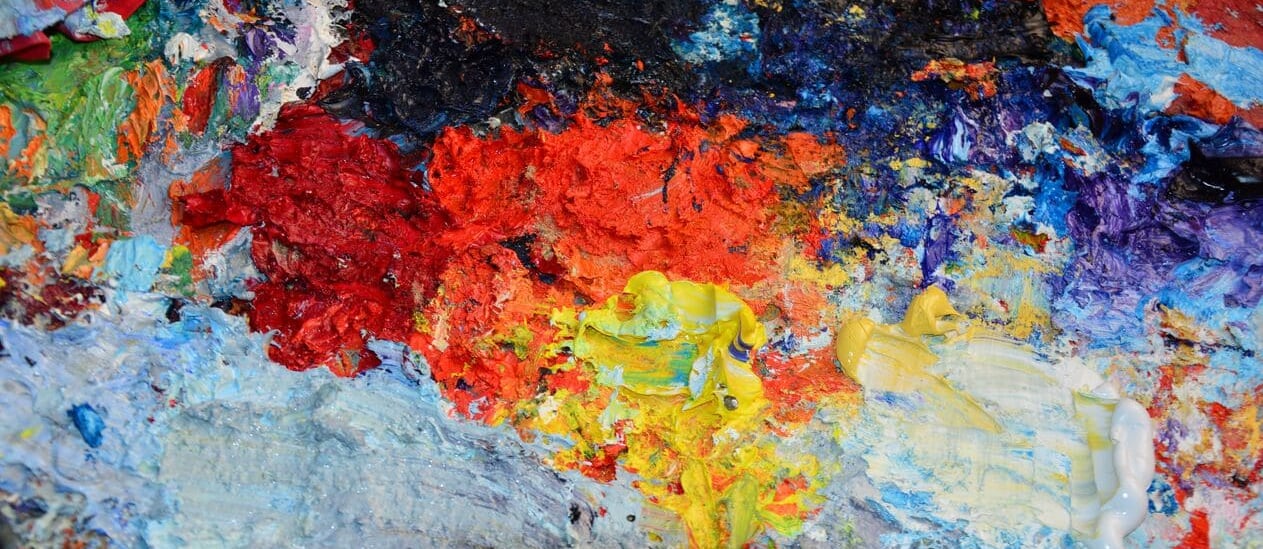 Paleta de pintura al óleo abstracta y vibrante con texturas gruesas de trazos de empaste en colores