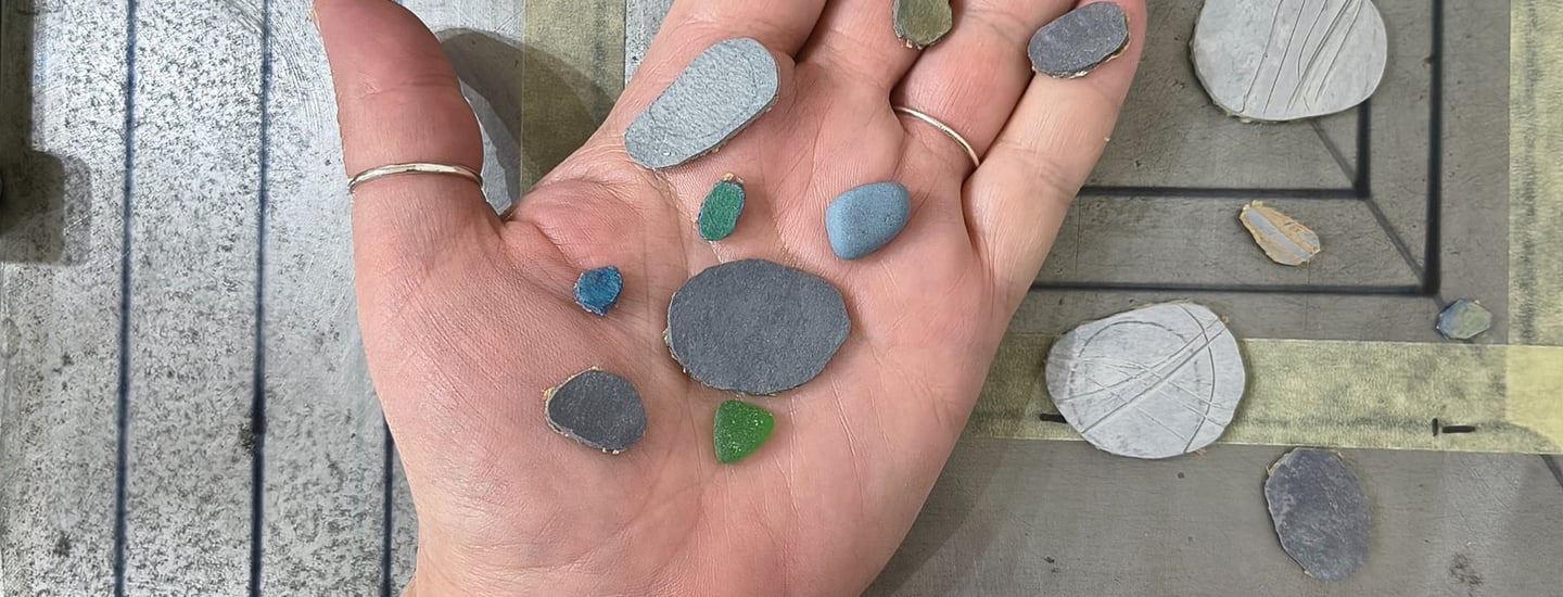 `Matrici in linoleum a forma di pietre liguri incise a mano linoleografia — Officina Cromatica Lavagna`