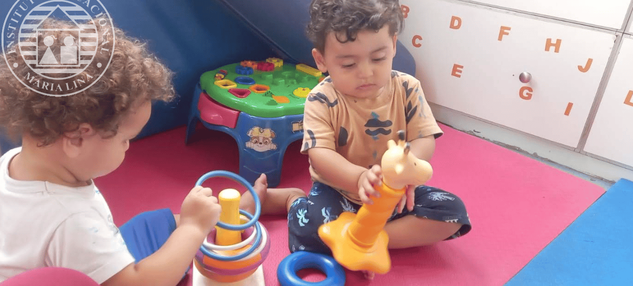Alunos bebês brincando
