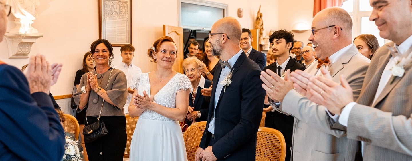 Un couple de mariés réunis à la mairie devant les invités