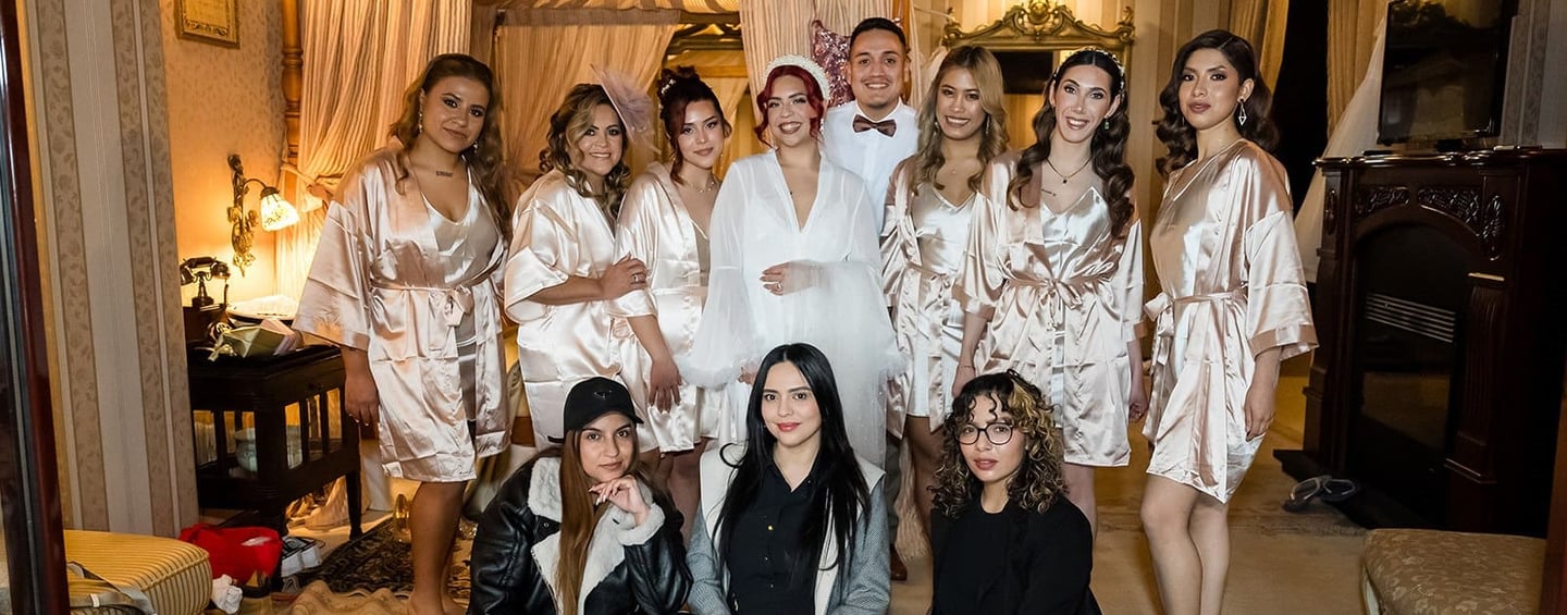 Novia feliz con maquillaje profesional el día de su boda