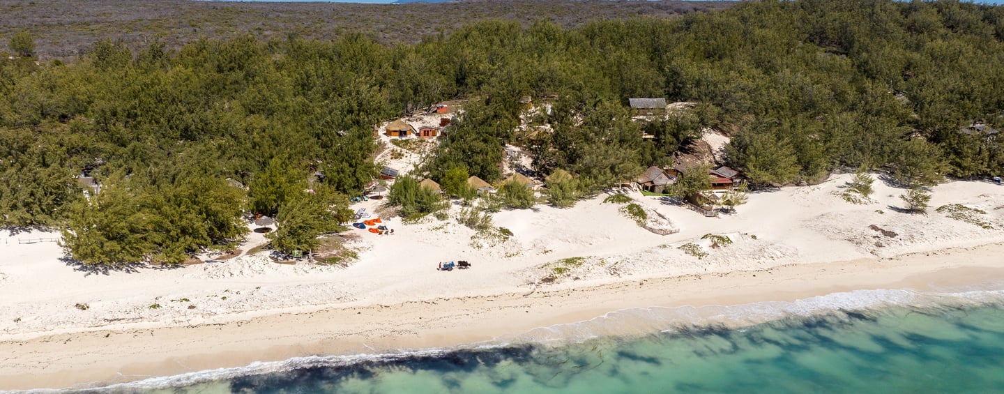 Lodge de kitesurf à Madagascar ecole de kitesurf wingfoil et windsurf Sakalava