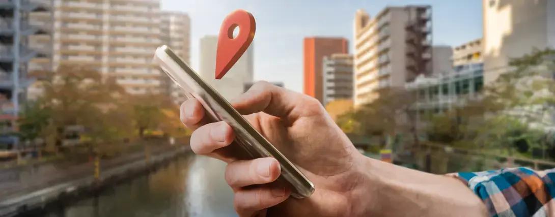 Motorista parceiro da APKTem Transporte realizando atendimento a passageiro em ambiente urbano.