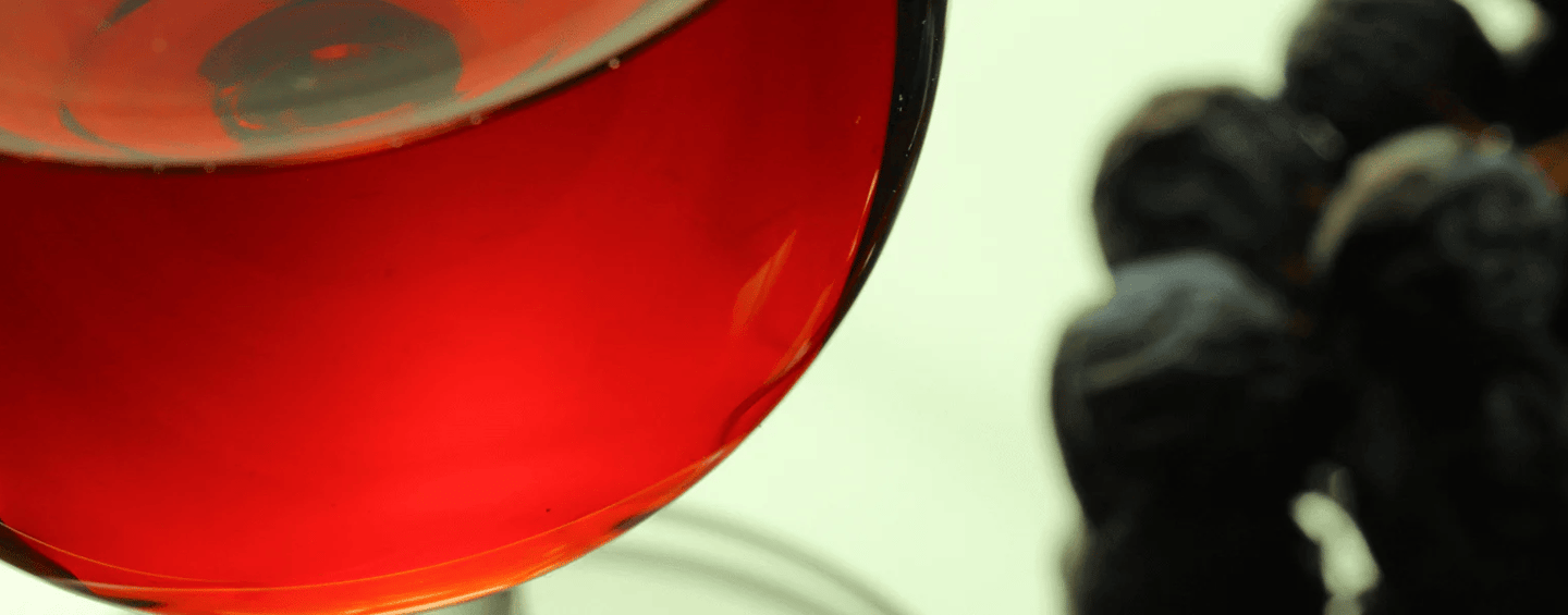 Verre de Pineau rouge et graines de raisins rouge