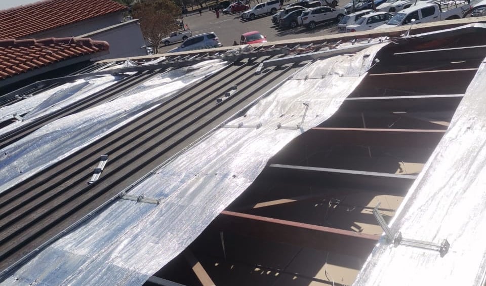 Roof load distribution for metal roof