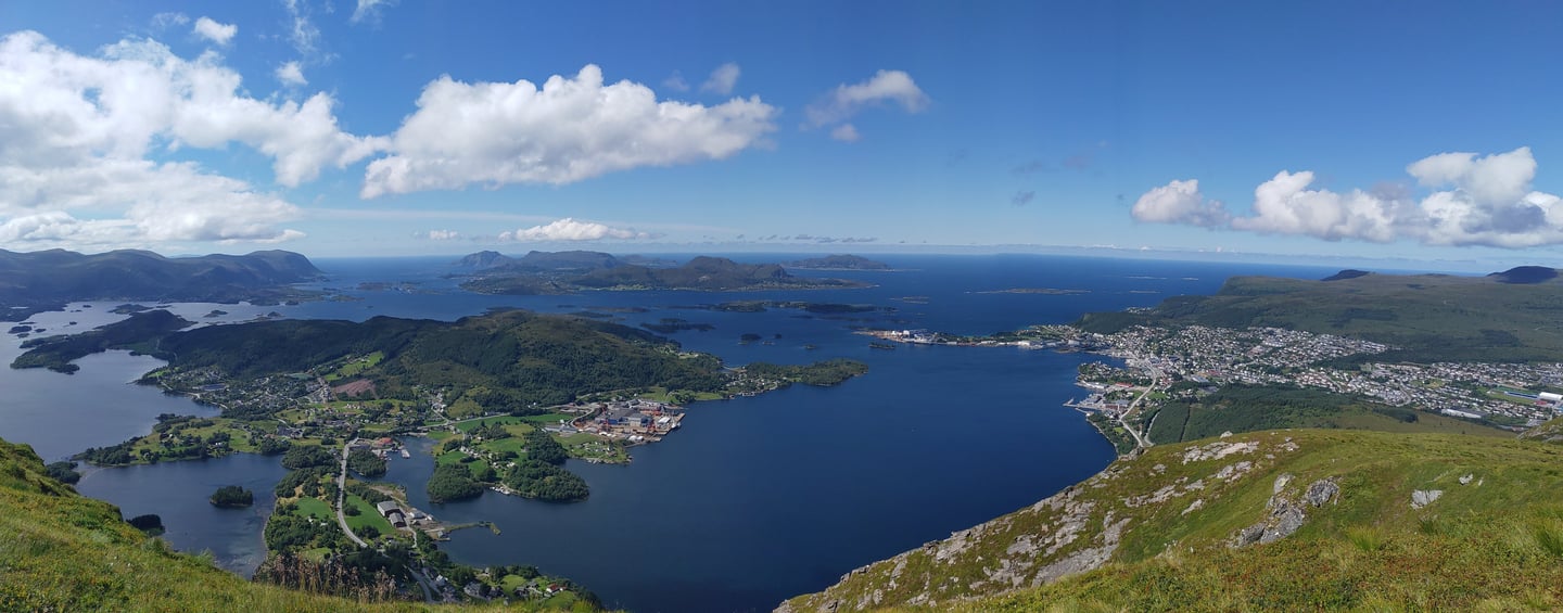 Sluttstykkebeskytterne og resten av produktene priduseres på Dimna, en liten øy ved Ulsteinvik.