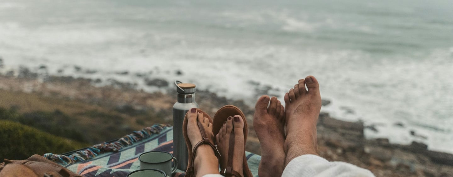 PIEDS HOMME ET FEMME VUE SUR LA MER