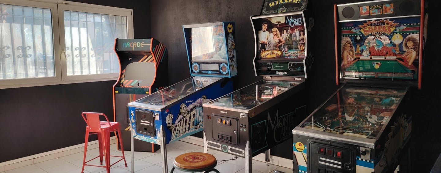 Alignement de bornes d'arcade vintage authentiques dans l'espace de loisirs de L’Entrepotes.