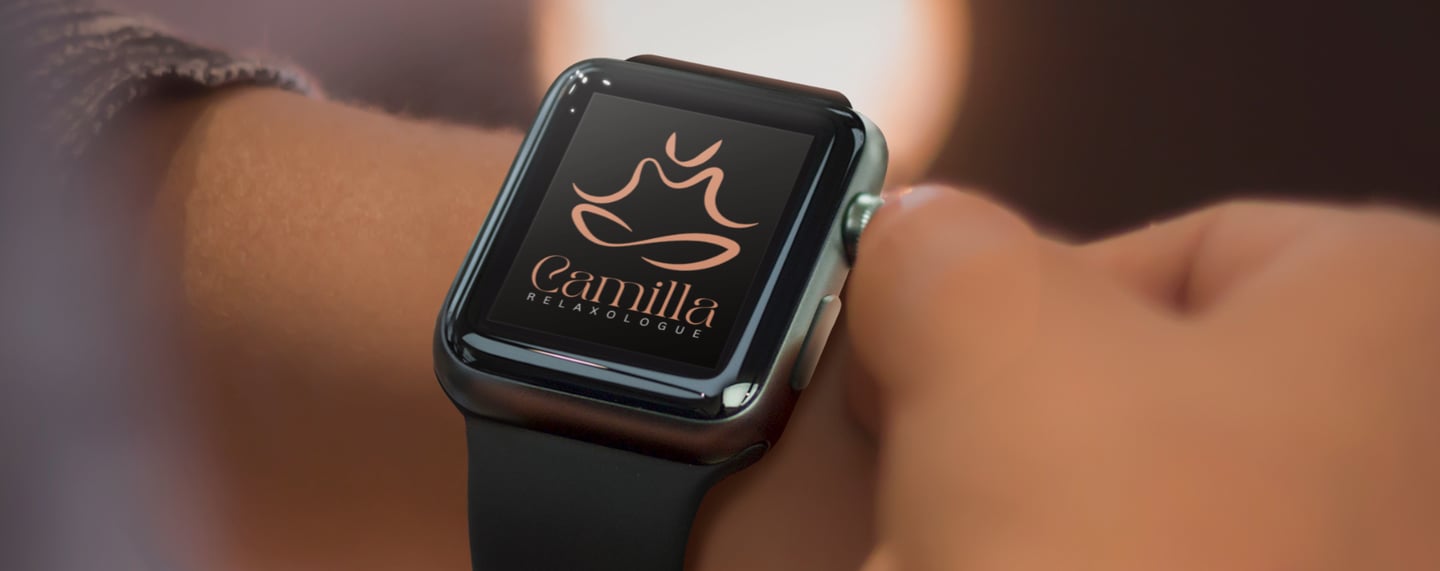 Montre connectée affichant le logo d'une relaxologue sur le poignet d'une personne.