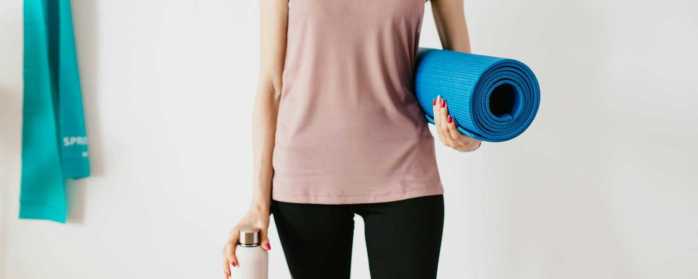 Imagen de una chica esperando su turno en yoga