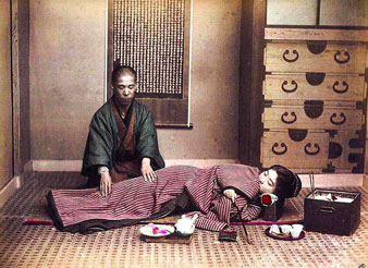 homme pratiquant le massage shiatsu Latresne