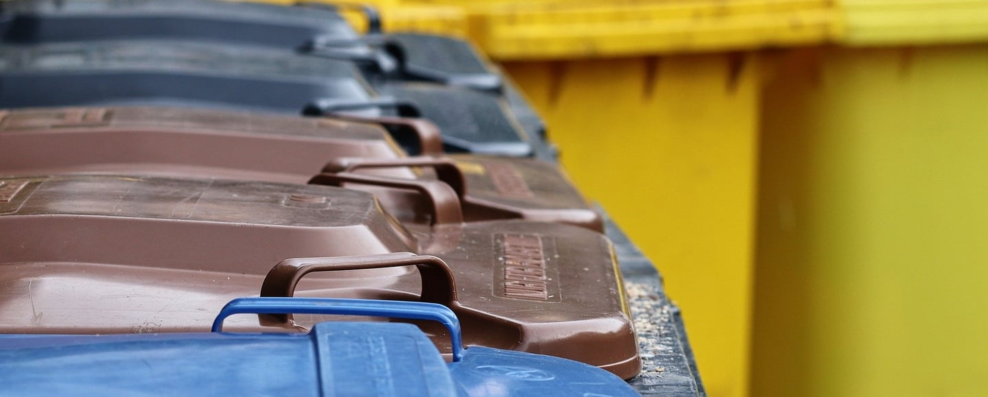 kék, barna és sárga fedelű edények környezetbarát hulladékkezeléshez és újrahasznosításhoz