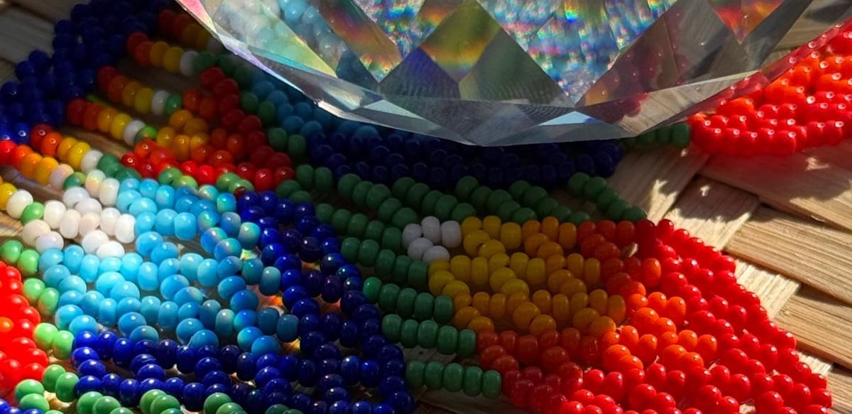 foto de collar de mostacilla sobre materia textil beige 