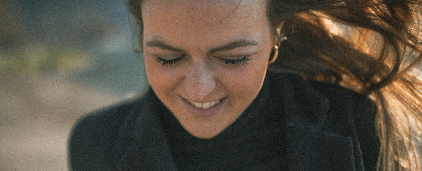 portrait fille courant sur la plage annecy