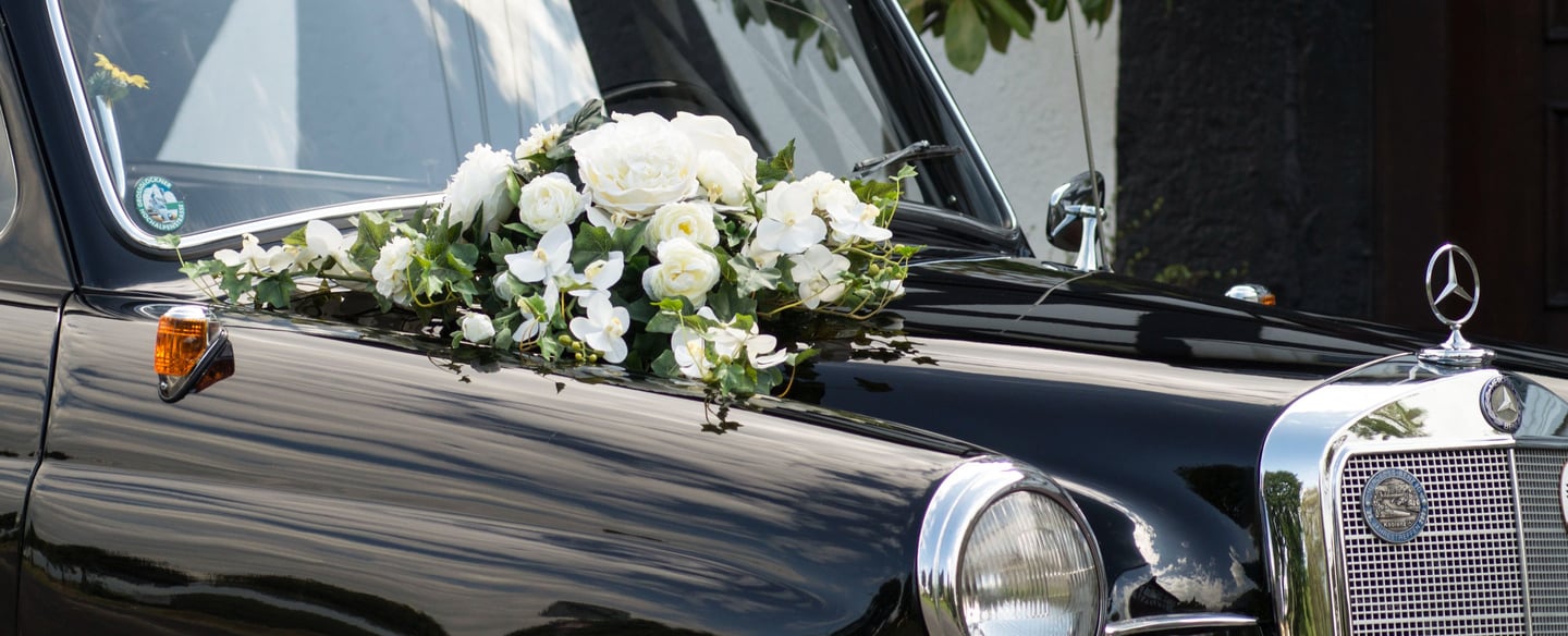 Mercedes Benz 180 D von vorne mit Blumengesteck