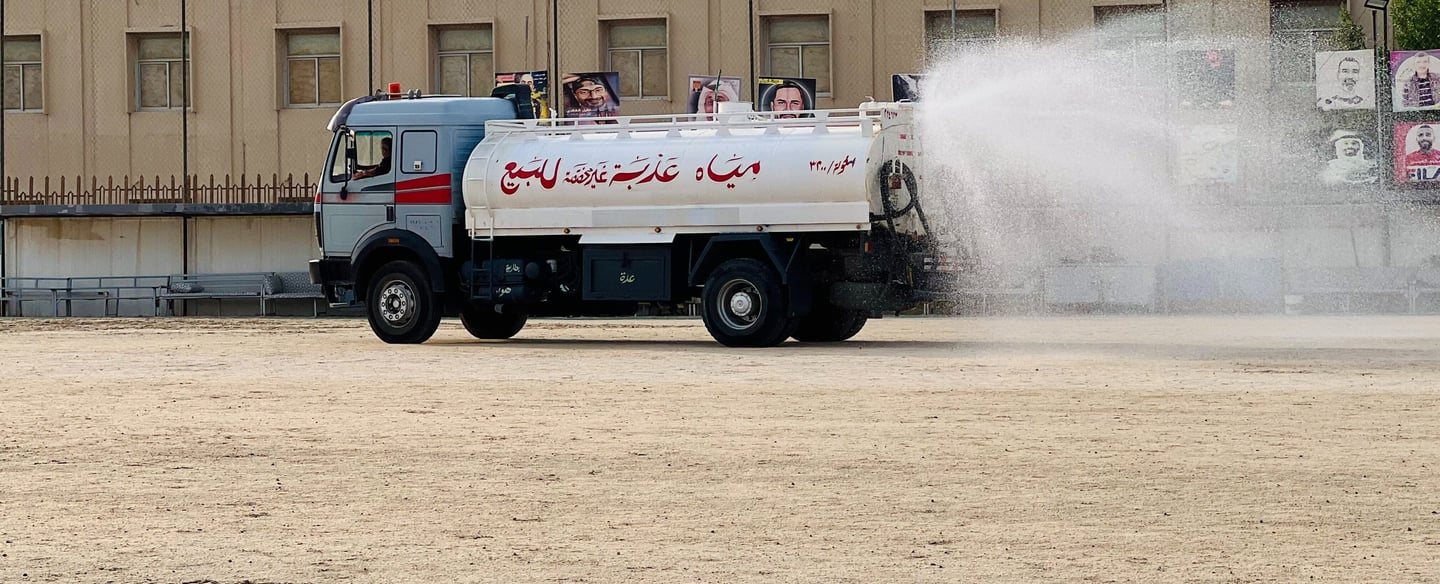 تنكر مياه الديرة رش ملعب كرة قدم