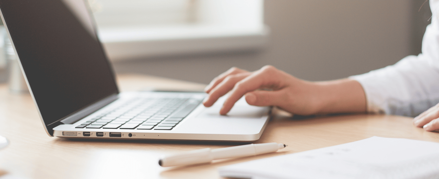 Espace de travail bien organise dégagé pour mieux travailler et organiser son temps